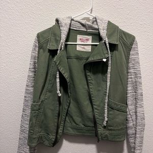 I sweater with a hood in the back